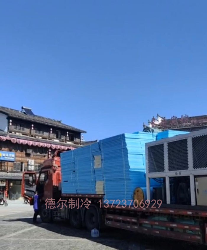 冰場(chǎng)主機(jī)和工程材料發(fā)運(yùn)到現(xiàn)場(chǎng)