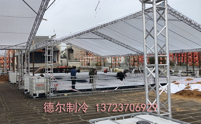 建設(shè)中的真冰溜冰場(chǎng)